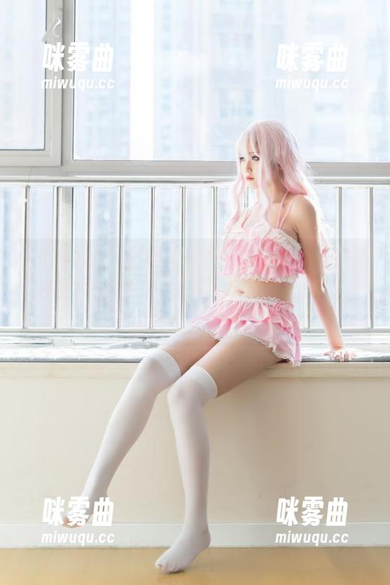 Akisoso秋楚楚又来了，她的最新贝尔法斯特女仆照片让我想问：这到底是女仆，还是女神？-咪雾曲