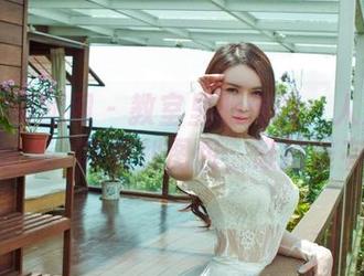 GIRLT果团网 - 教室里的传闻：人人都在讨论龚玥菲福利图包，谁抢谁有！