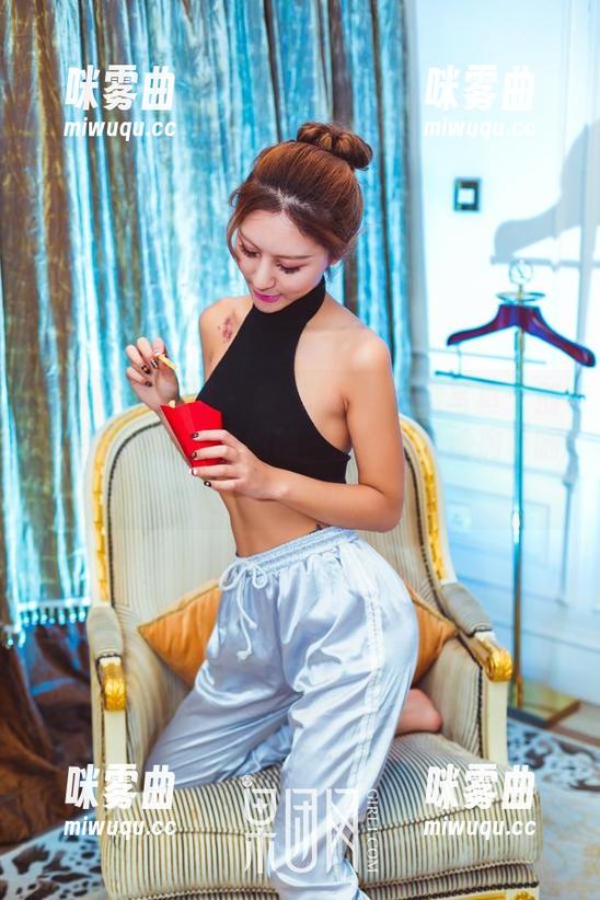 GIRLT果团网 - 龚玥菲呈现长腿写真：别人疼腿，她甘之如饴，任别人说她拥有腿部超能力！-咪雾曲