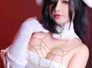 这张原图里的MiMi Chan，透着某种不明的魔力，让我想起了挂历上的圣诞老人…