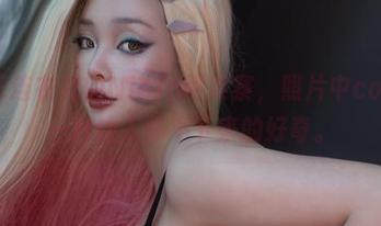 摆弄着连衣裙的NinJa阿寨寨，照片中cos出了一种让人停不下来的好奇。