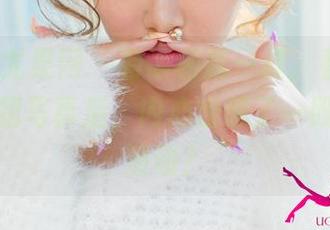 UGirls尤果网 - 有谁和我一样，看到李易童这红裙写真后，内心出现了一股奇怪的波动？