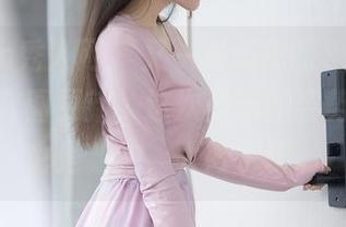 Xiuren秀人网 - 又一波伍晓丽Shirley的美足套图更新，这次是新的姿势，话题也是新的，太妙了吧。