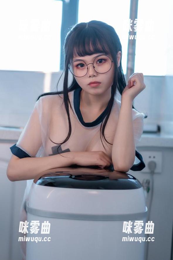 七月喵子的眼镜娘1号——哎哟，这次的写真让我头疼，是我头上那片秃吗？-咪雾曲