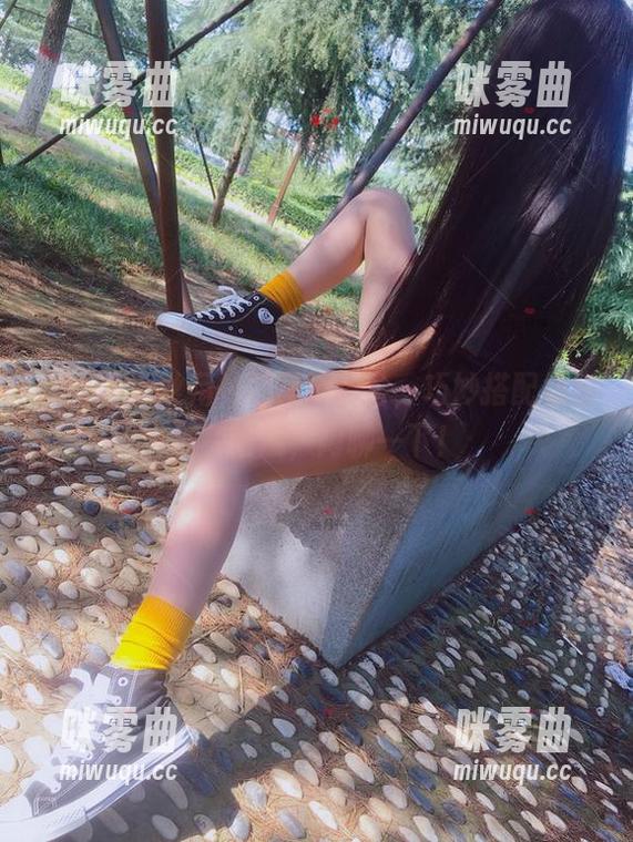 微密圈 - 丝月神的写真图片，巧妙搭配堆堆袜和匡威，闲聊一下！-咪雾曲