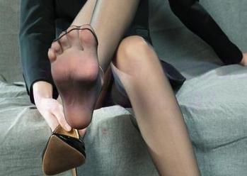 丽柜 - 黄芬的最新套图，校服穿成这样，教室里还怎么专心上课？