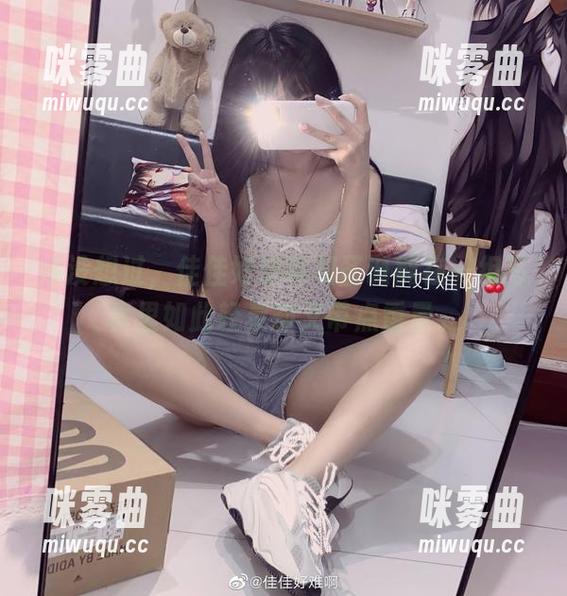 从没想过，佳佳好难啊和圣诞能在一组写真里如此轻灵却又带点重量。-咪雾曲
