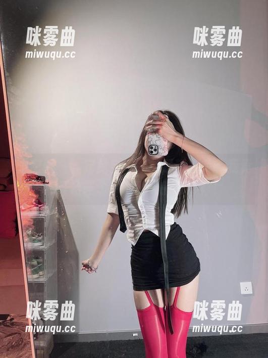 微密圈 - 翻完兔宝妮to的吊带照片，我竟然开始怀念那个夏天的吊带衫！-咪雾曲