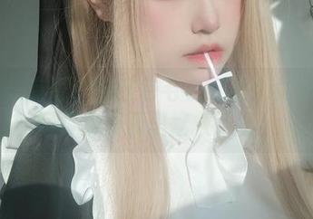 谁说只有哥们穿红色毛衣好看？女主K在写真集资源里拯救了我！