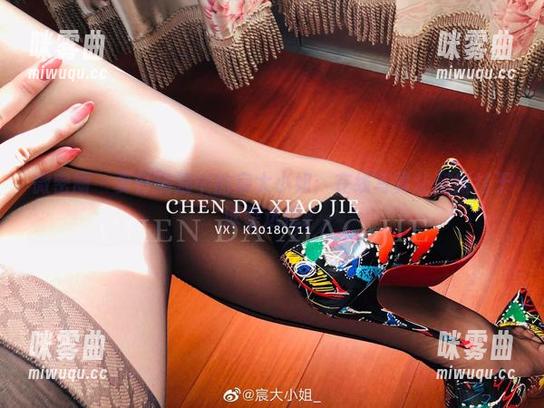 微密圈 - 夏日热浪中的宸大小姐:在线写真让我纠结于泳装选择。-咪雾曲 微密圈 - 夏日热浪中的宸大小姐:在线写真让我纠结于泳装选择。-咪雾曲