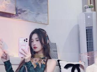 “哎哟，小小奶瓶儿的吊带写真让我不禁想多看几遍，这图集显然有魔力！