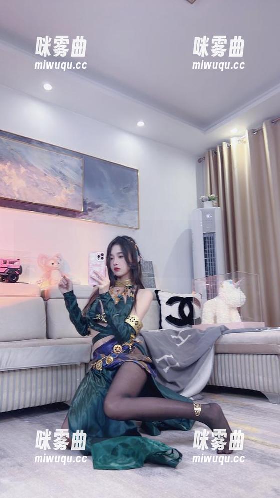 “哎哟，小小奶瓶儿的吊带写真让我不禁想多看几遍，这图集显然有魔力！-咪雾曲