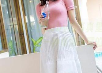 尤蜜荟 - 在樱小白baby的写真里，牛仔裤不只是单品，是一种值得收藏的态度。