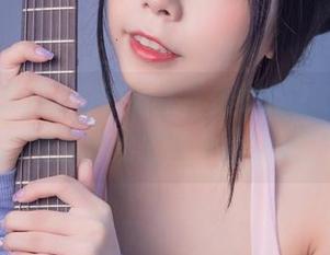 无颜小天使wy的新作吉他妹妹2.0，越看越想请她出去吃个小火锅！