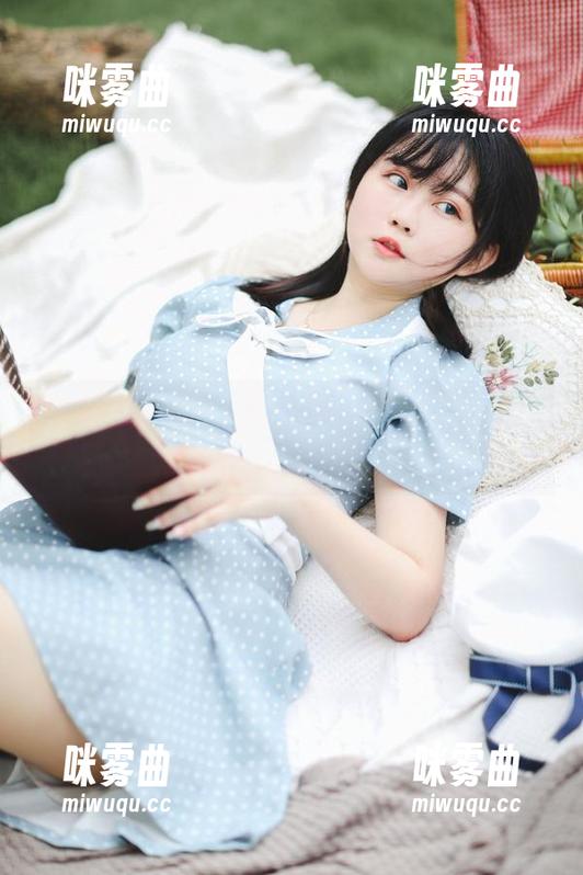 是依酱吖和她的“影子”双人写真集，差点以为在演小品-咪雾曲
