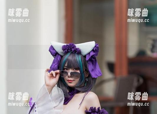 末夜787在白色泳装里的随性合集，她这是故意来撩的吗？-咪雾曲