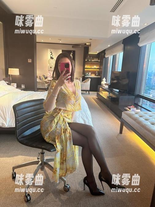 微密圈 - 看！果儿Victoria黑丝套装私房图，灵魂出窍那种！-咪雾曲
