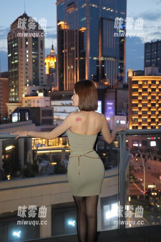 微密圈 - 果儿Victoria的连衣裙美图，瞬间让我想起了童话里的公主。-咪雾曲