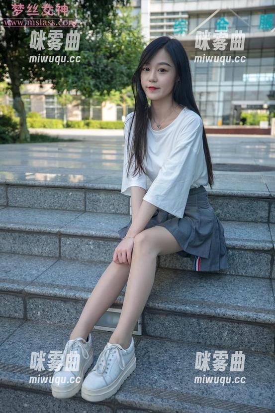 梦丝女神 - 图集更新！莹仙女在天台展开了什么神奇的演出，但总让我分心……-咪雾曲