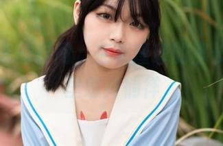 白白流逝的时间，在梨瑾瑾的黑长服写真里悠闲徜徉