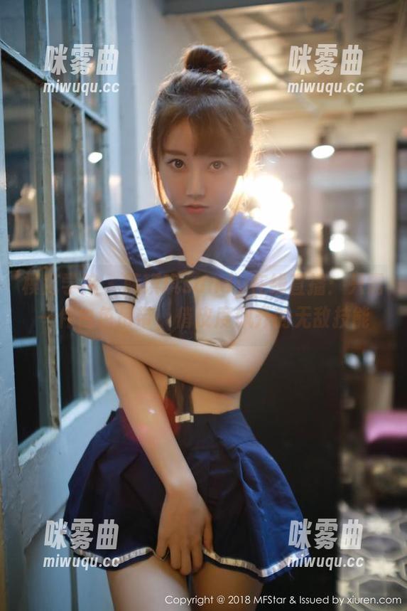 模范学院 - 薛琪琪sandy在线直播：只需一件白色吊带，俏皮度飙升的无敌技能-咪雾曲