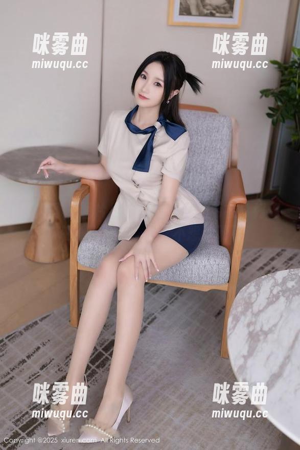 秀人网 - 图片里的蓝夏和她的毛衣：好像在说些什么，但又不想太明了-咪雾曲
