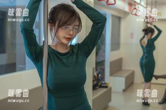 首次看见秋和柯基cos小红帽，整个图集都在不停地消化中……是要再来一遍吗？-咪雾曲