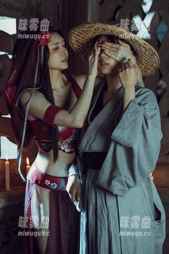 看，秋和柯基又带着修女cos登场了，原图里混搭风满满！-咪雾曲
