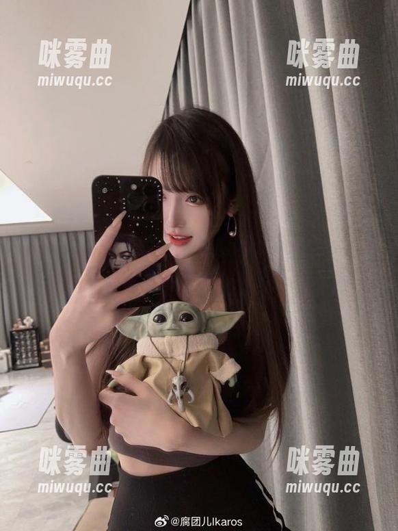 每一张都是精致画面的腐团儿Ikaros红裙写真，带点迷醉的气息，是我的错觉吗？-咪雾曲