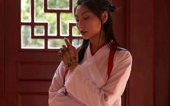 蜜桃社 - 假装认真看美脚，结衣的写真让我欲罢不能。