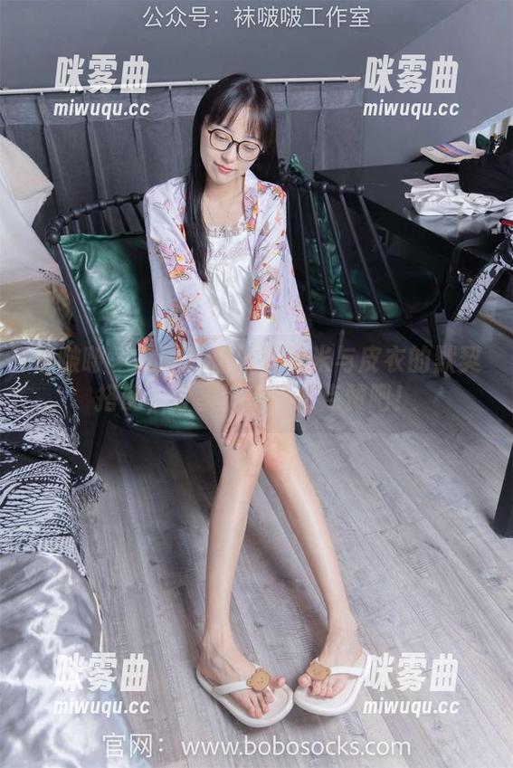 袜啵啵 - 在图库里发现糯米与皮衣的默契搭配，分享过后再来点赞吧！-咪雾曲