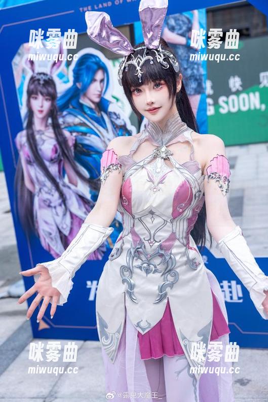 露儿大魔王的皮衣写真档案：从初遇到惊艳，cos的每一步都充满了传说！-咪雾曲
